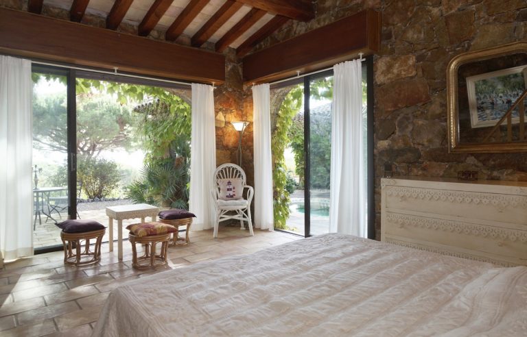 st-tropez-house-chambre-naturelle-768x492