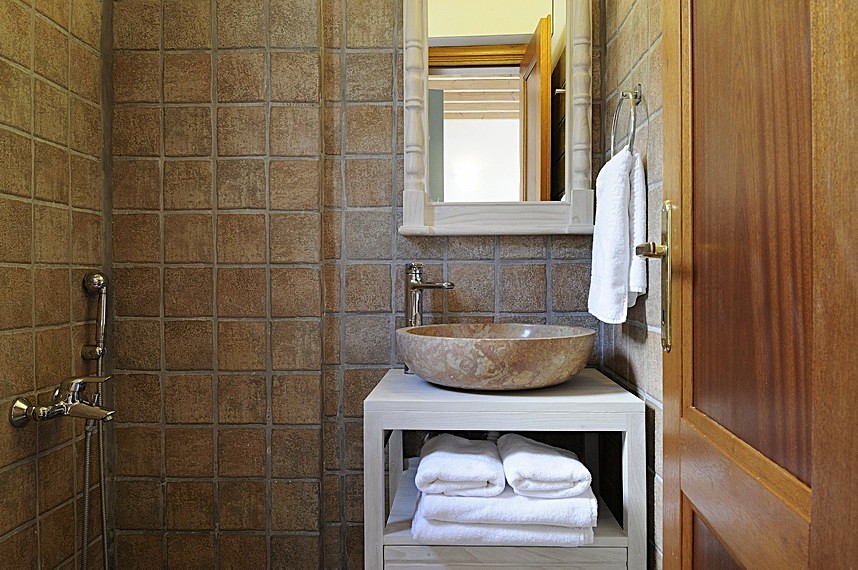 bio-rentals-andros -greece-shower-room