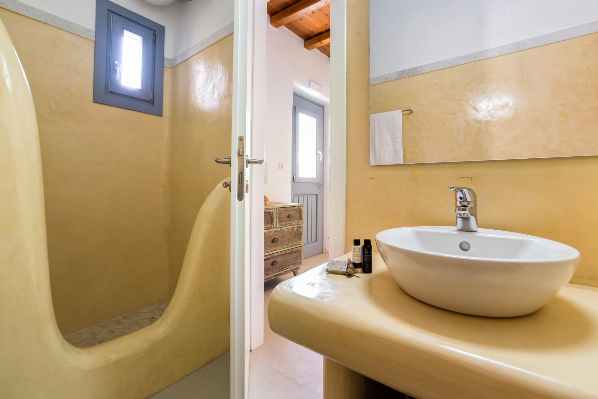 bio-rentals-koufonissia-shower-room